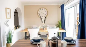 Flamingo Short Lets 4 Bed 4 Bath House Neath Hill - Image 4
