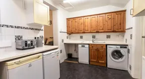 Edinburgh Street, Sleeps 9, 4 Bedrooms, Wifi, Long Stay Disc - Image 3