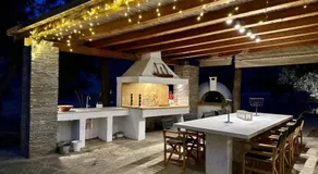 Hermione Hills Luxury Cottage by Goutos Luxury Living - Image 4
