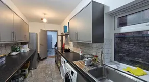 Landcross Co-Living - Private Room Self-Cater - Image 5