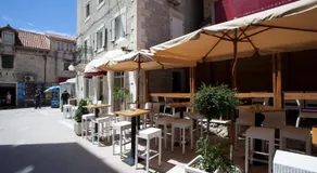 Split Theatre Apartments - Image 2
