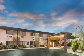 Super 8 by Wyndham Bourbonnais/Kankakee Area - Image 5
