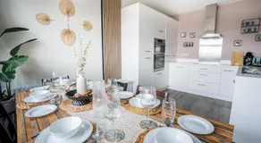 Leeds 4-bed house - hot tub, parking & games - Image 2