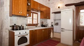 Ariadne Traditional Home - Image 4