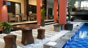 Uni Beach Hotel - Image 5