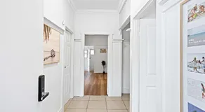 Boutique Single Room - Centrally Located at Granville - Shared Bathroom - Image 4