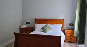 Modern 2 bedroom Apartment with River views - Image 2
