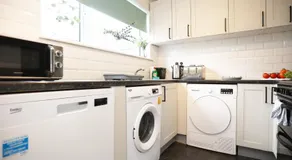 Windrush House By N And N Stays, 3 Bedroom house in Whitway Bath with Free Parking Free Wifi, Long stays welcome - Image 4