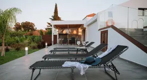Manolis Seaside Villa with Private Pool - Image 4