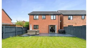 Modern 4BR Home - Free Parking - Sleeps 6 - Garden - Image 5