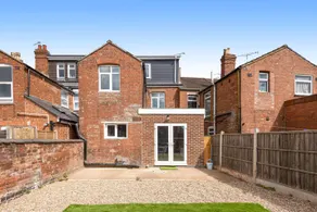 6 Bedroom 6 Bathroom House - Close to to City Centre - Free Parking, Fast Wifi, Smart TV and Work Desks by Yoko Property - Image 5