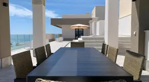 Penthouse with wide terrace next to the ocean - Image 4