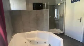 Charming Apartment with Jacuzzi Bathtub - Image 3