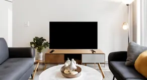Cozy 1 Bedroom Apartment in Riverside Queen Bed - Image 1