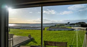 Romantic Seaside Chalet Retreat Solent Breezes - Image 5