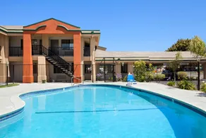 Super 8 by Wyndham Salinas - Image 2