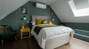 Stylish one bedroom Cotswold Coach House Tetbury - Image 2