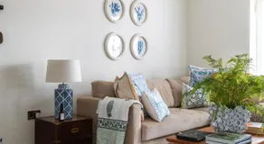 The Pelican Room-converted Cart Lodge near airport - Image 3