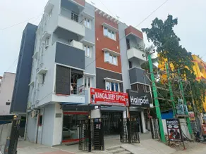 Spacious Dlx Room Near Vadapalani Murugan Temple - Image 2