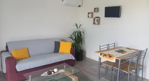 Villa - Sleeps 4 & Free Parking - Image 2
