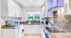 Town Center 4 Bedroom 4 bathroom Hse with Parking Slough By 360Stays - Image 5