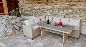 Vintage Garden Apartment - Image 2