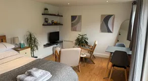 Cosy cabin nestled in the Surrey Hills - Image 3