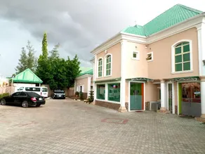 B's Hive Hotel and Suites - Image 2
