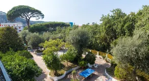 Sorrento Pool&Suites - Image 4