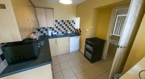 NEWTON HEATH APARTMENT -750mtrs to beach - Spacious ground floor - Sleeps 4 - Image 2