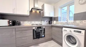 2BDR House 4 Beds & Sofa with 3 TVs Netflix PS4 Free Parking Near MCR AO Arena - Image 3