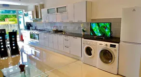 3 Bedrooms, 3 Baths, Spacious Lounge, Full Kitchen, Garden, Ground Floor, Free Parking - Image 2