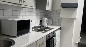 The Hive 2-Bed Apartment with Kitchen and Private Bathroom in Lively Monton Village - Sleeps 4 - Free WiFi - Parking Nearby - Image 5
