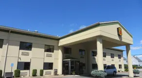 Super 8 by Wyndham Port Clinton - Image 5