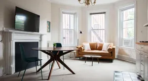 Bright Newbury Street 1 Bedroom - Image 2