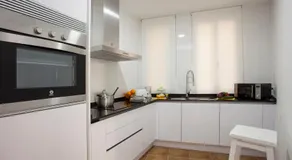 Cette confortable propriété de 85 m² est une option parfaite pour profiter de cette merveilleuse ville. Avec un petit balcon auquel vous pouvez accéder depuis votre magnifique salon, parfaitement bien équipé et meublé. Lumineux et moderne, avec un - Image 3