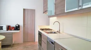 Cozy, bright room with free parking - Image 3