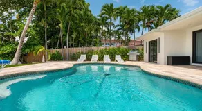 Stunning Luxury Waterfront Oasis with a Pool - Image 5