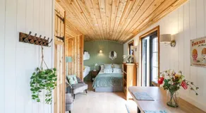 Luxury Shepherd Hut with Private Hot Tub - Image 3