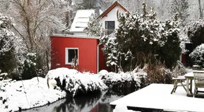HAUS MIT KUNST ZWISCHEN WALD UND SEE - Image 5