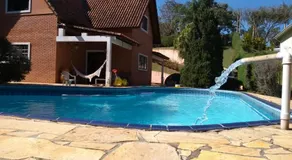 Linda casa em condomínio ecológico de alto padrão a 1h de SP, Terreno de 1500m2 com amplo gramado e piscina, WiFi para Home Office, Área gourmet com churrasqueira, forno de pizza e lareira aconchegante - Image 3