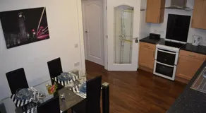 Silverburn new house with free parking and nice garden - Image 4