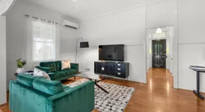 Urban Getaway Queenslander - Image 2