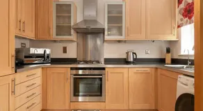 Modern, Well Presented 2-Bedroom Apartment, With Parking, Opposite Nirvana Spa - Pass the Keys - Image 4