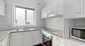 Comfortable & Affordable Stay in Padstow - Queen Room Retreat - Shared Bathroom - Image 4