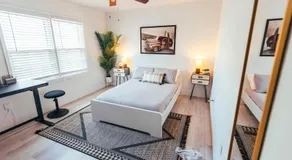 Cozy Family-Friendly home w/ fenced-in backyard - Image 2