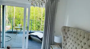 Glasgow City Central Executive Triplex House, 3 Bedroom 3 Bathrooms 1 living room Kitchen - Huge Terrace for Master Bedroom - Private E Parking LEZ Congestion Zone Free - Garden - 5 mins drive to City Centre Central Station - Image 2