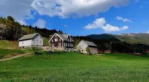 Heggjabygda Gjestegard utenfor Nordfjordeid - historisk tømmerhus i landlige omgivelser - Image 5