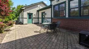 Huge Downtown Retreat with Free Parking - Image 5