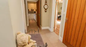 Two Acres- Spacious, delightful, pet free bungalow - Image 4